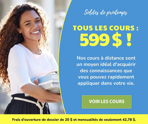 Une femme tenant un livre