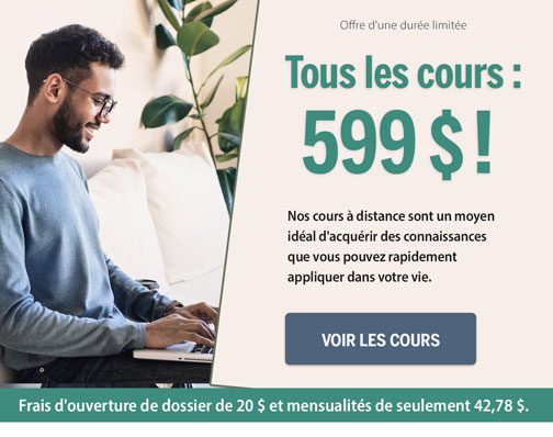 Une femme tenant un livre