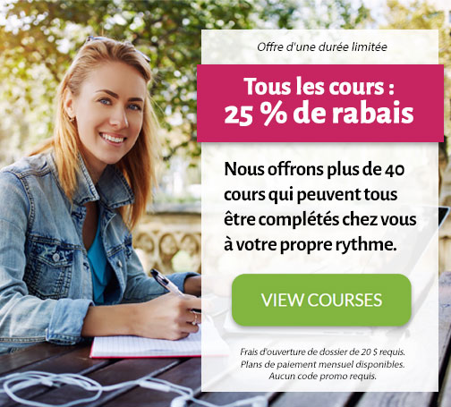 Une femme tenant un livre