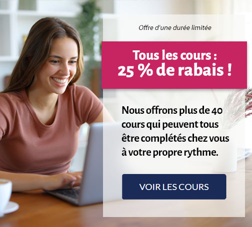 Une femme tenant un livre