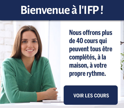 Une femme tenant un livre