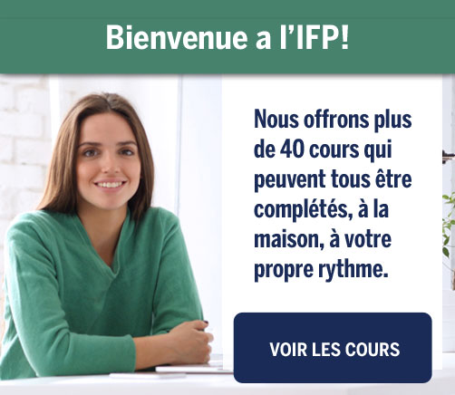 Une femme tenant un livre