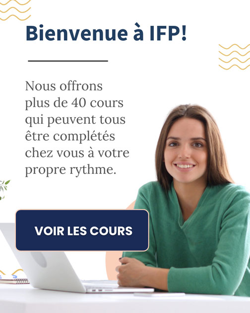 Une femme tenant un livre