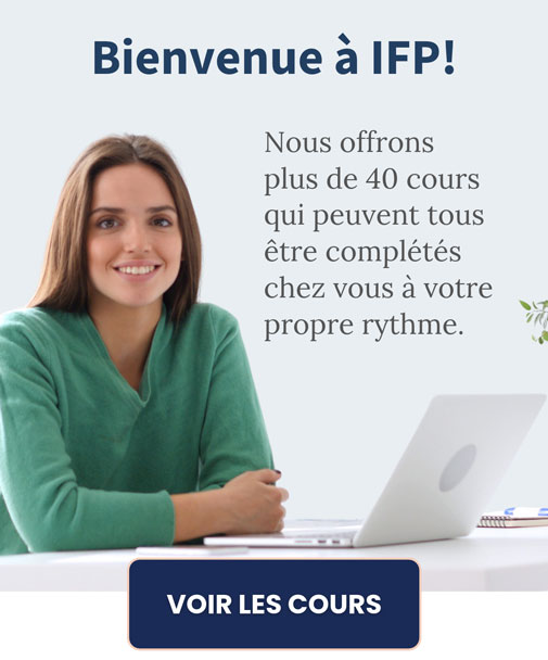 Une femme tenant un livre